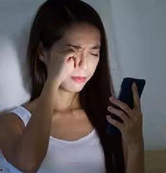 女生熬夜娱乐吃瓜酱,揭秘熬夜吃瓜酱的五大危害”