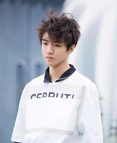 爱豆吃瓜娱乐酱王俊凯,从偶像到瓜界新贵，揭秘爱豆吃瓜娱乐酱的养成之路